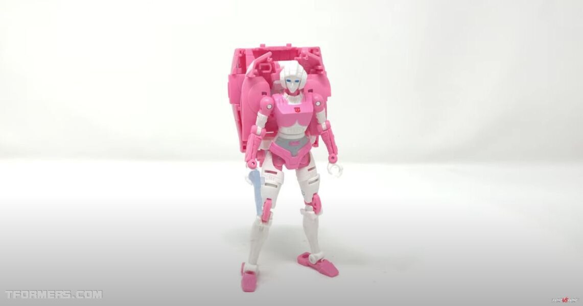 Earthrise Arcee Deluxe Class Review By PrimeVsPrime  (20 of 34)